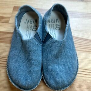 Linen slip ons… barefoot shape. Great condition.